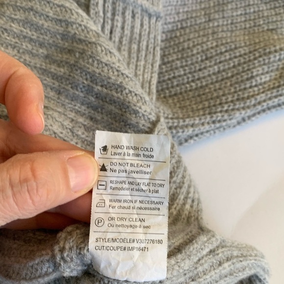 Vince,Traveling  Rib V Neck Sweater in
Heather Steel. Cashmere blend. - Picture 9 of 15